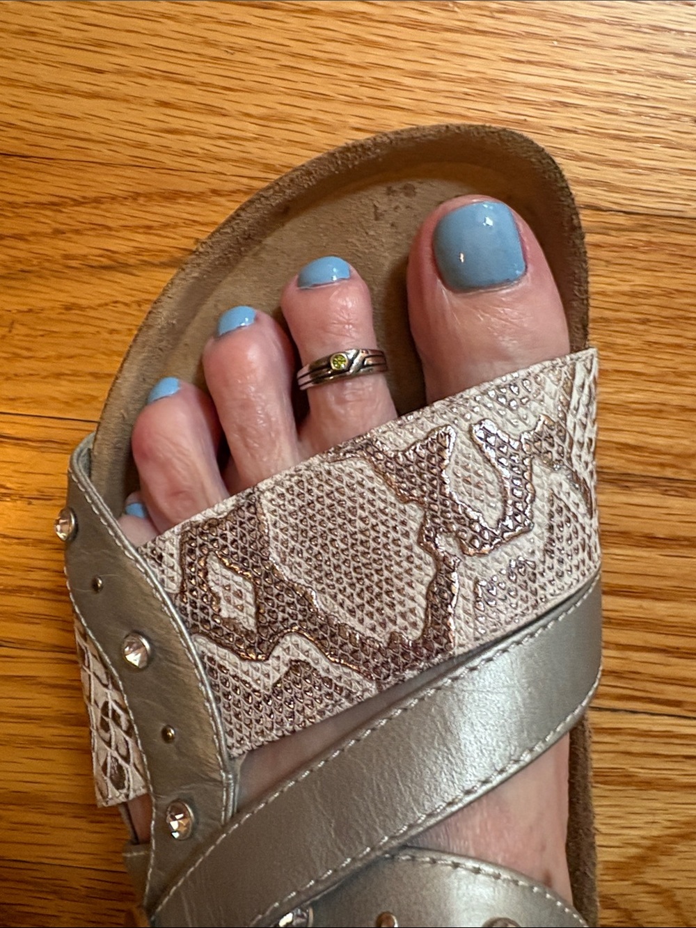 Silver toe ring with green stone